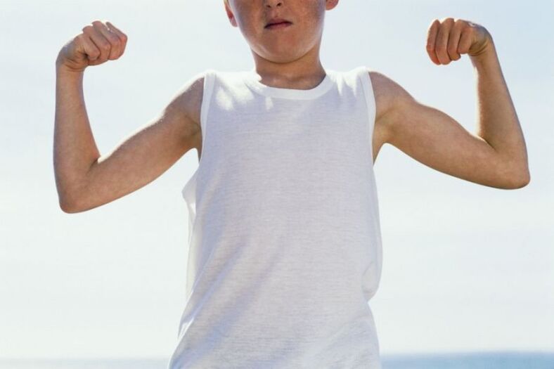 14 سال کی عمر میں مضبوط نوعمر اور عضو تناسل میں توسیع