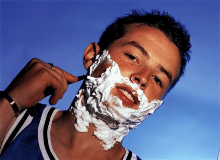 نوعمر مونڈیں اور عضو تناسل میں توسیع کے بارے میں سوچتے ہیں