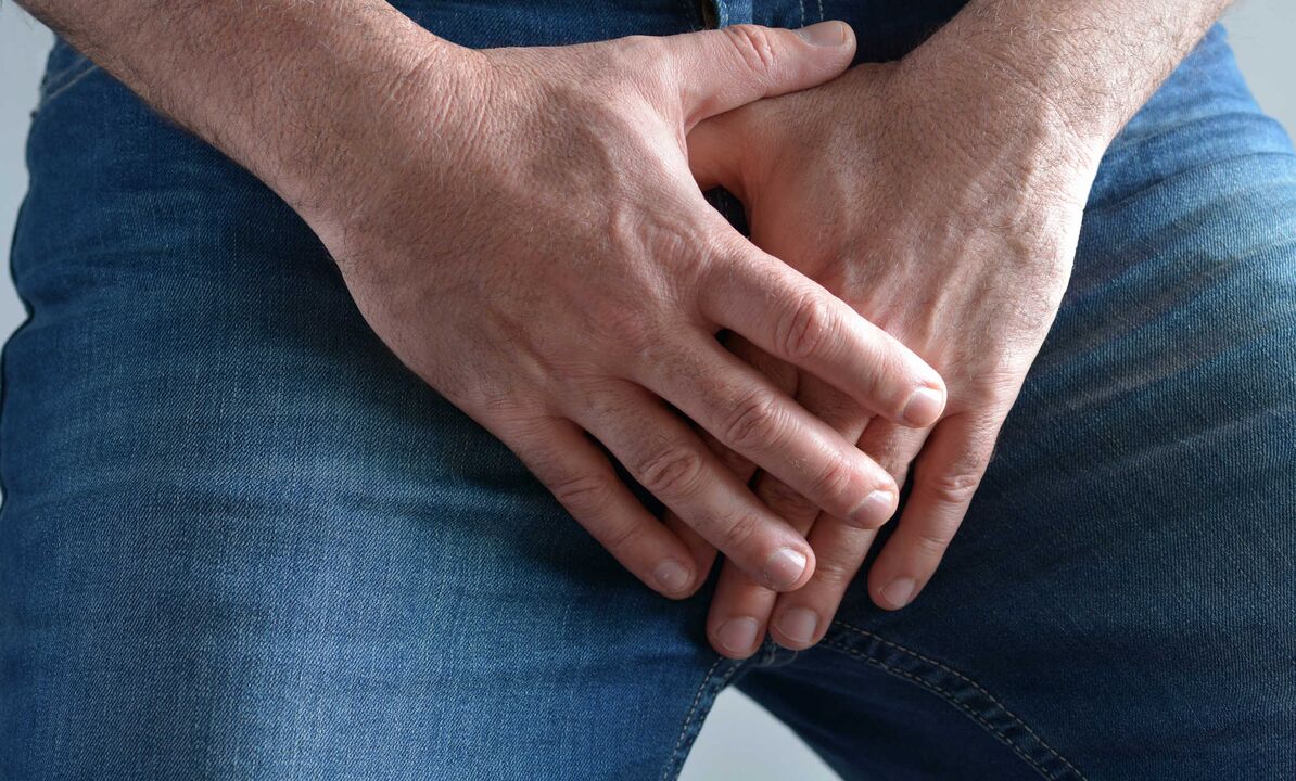عضو تناسل کی مائیکرو سرجیکل پٹھوں کی پیوند کاری کی وجہ سے ایک آدمی نالی کی تکلیف کا شکار ہے۔
