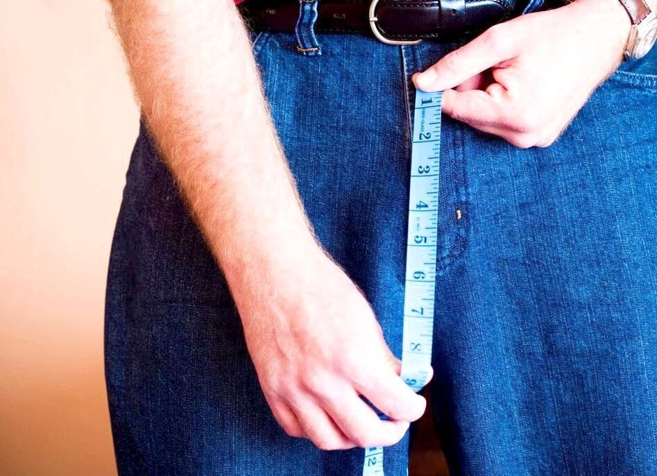 بڑھنے کے بعد عضو تناسل کی پیمائش کرنے والا آدمی